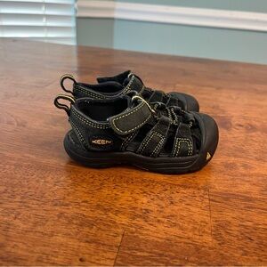 KEEN Kids Black and Yellow Sandals no size tag measures a 5